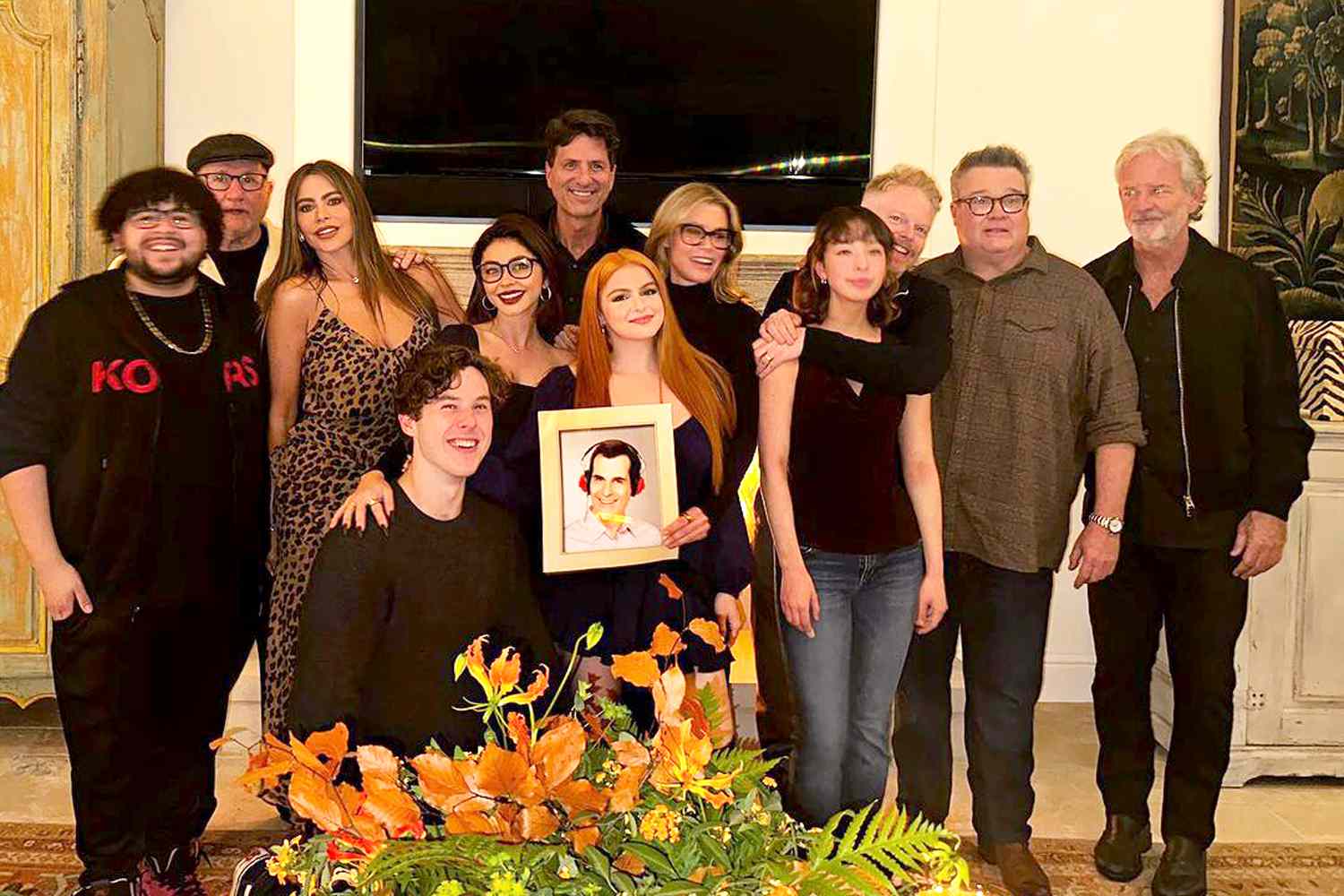 From left to right: Rico Rodriguez, Ed O’Neill, Sofía Vergara, Nolan Gould, Sarah Hyland, Steve Levitan (back), Ariel Winter, Julie Bowen, Aubrey Anderson-Emmons, Jesse Tyler Ferguson, Eric Stonestreet and Chris Lloyd pose for a group photo at Vergara’s home in 2023