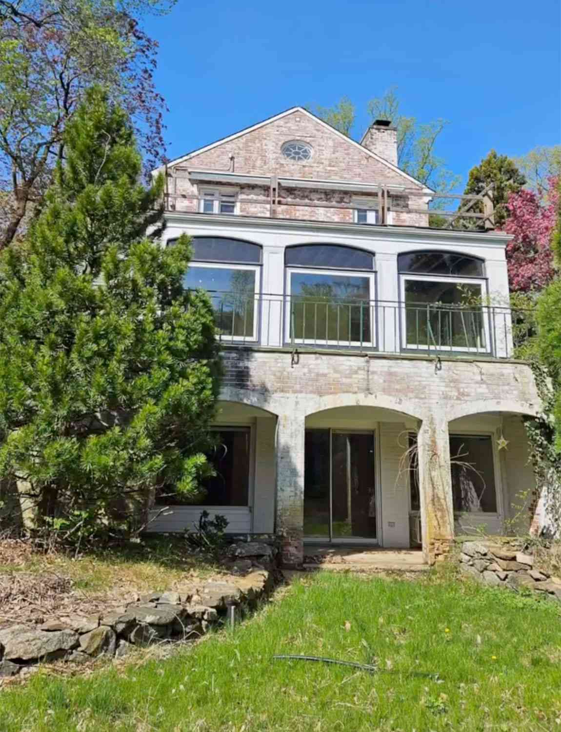 Richard Gere's Former Connecticut Home Is Being Stripped From the Inside Out Ahead of Demolition 