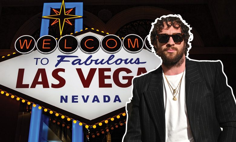 Aaron Taylor-Johnson in front of the Welcome to Las Vegas Sign