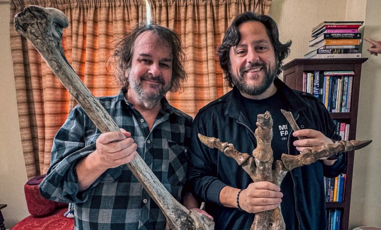 Peter Jackson (left) and Ben Lamm with moa bones