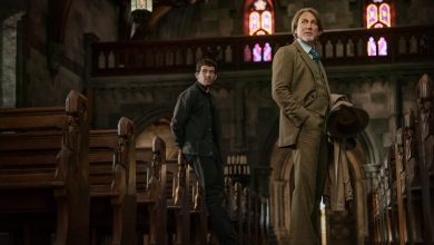 Wake Up Dead Man: A Knives Out Mystery. (L-R) Josh O’Connor and Daniel Craig as Benoit Blanc in Wake Up Dead Man: A Knives Out Mystery. Cr. John Wilson/Netflix © 2025