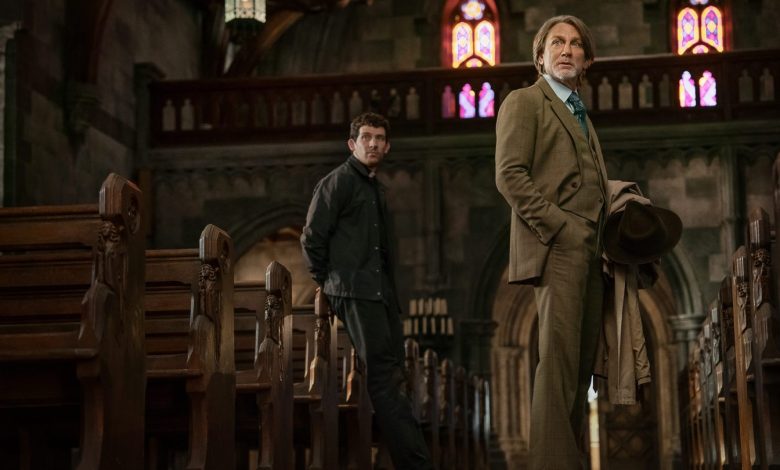 Wake Up Dead Man: A Knives Out Mystery. (L-R) Josh O’Connor and Daniel Craig as Benoit Blanc in Wake Up Dead Man: A Knives Out Mystery. Cr. John Wilson/Netflix © 2025