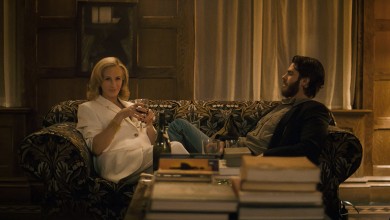 (L to R) Julia Roberts as Alma and Andrew Garfield as Hank in After the Hunt