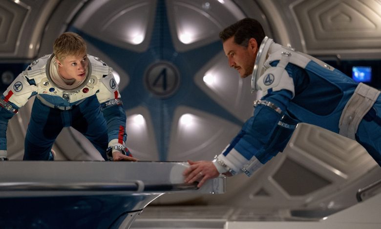 (L-R) Joseph Quinn as Johnny Storm/Human Torch and Pedro Pascal as Reed Richards/Mister Fantastic in The Fantastic Four: First Steps