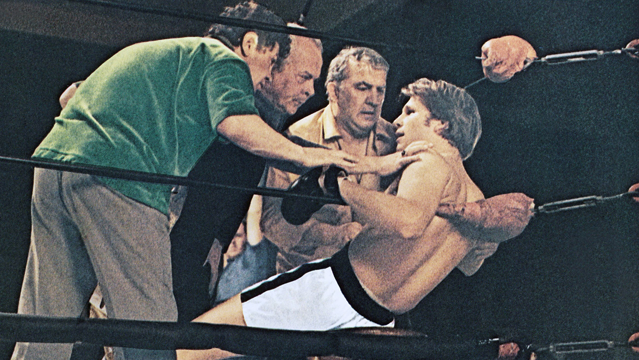 FAT CITY, Nicolas Colasanto (rear), Jeff Bridges (seated), 1972