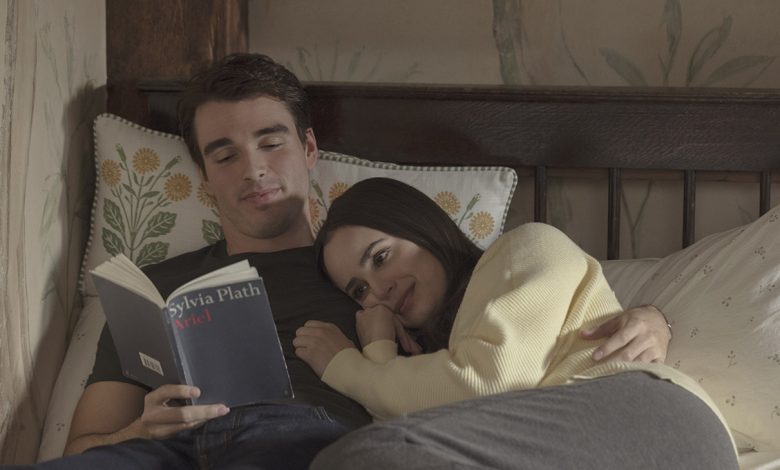(L to R) Corey Mylchreest as Jamie and Sofia Carson as Anna in My Oxford Year.
