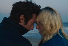 (L-R) Jeremy Allen White as Bruce Springsteen and Odessa Young as Faye in 20th Century Studios