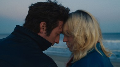 (L-R) Jeremy Allen White as Bruce Springsteen and Odessa Young as Faye in 20th Century Studios