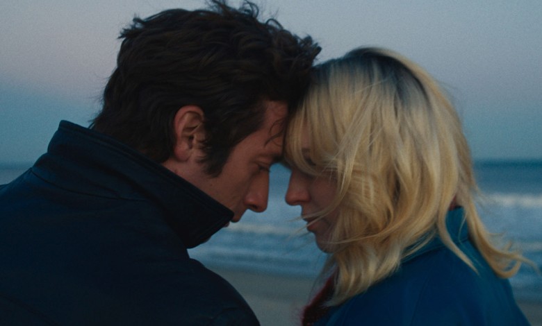 (L-R) Jeremy Allen White as Bruce Springsteen and Odessa Young as Faye in 20th Century Studios