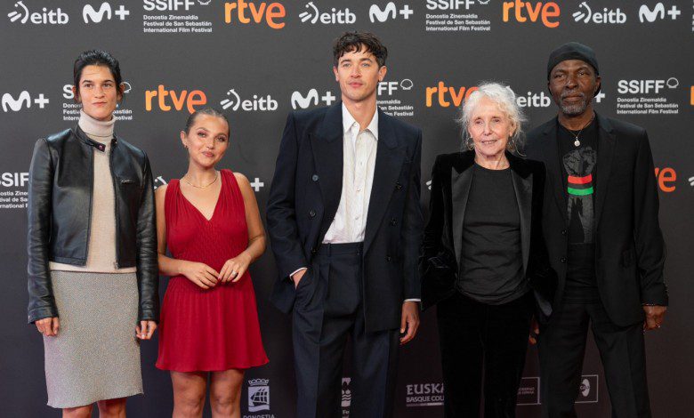 Tom Blyth, Mia McKenna-Bruce Join Claire Denis in San Sebastian for European Premiere of ‘The Fence’
