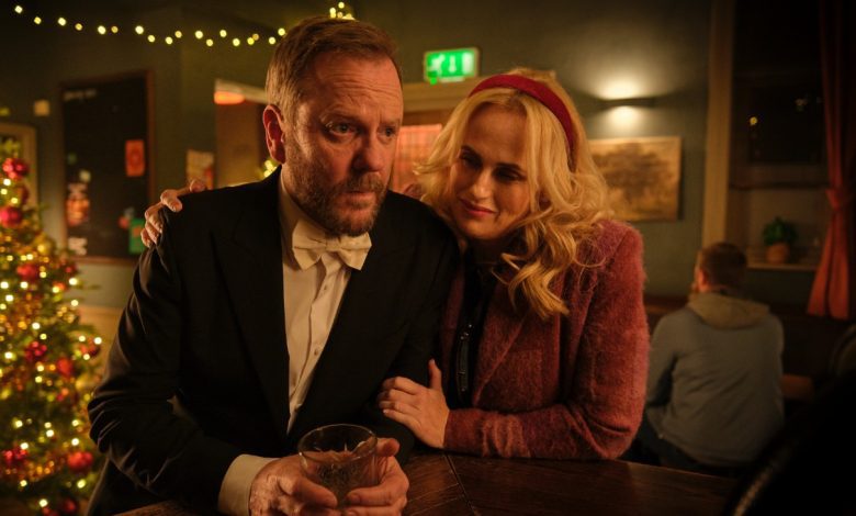 Kiefer Sutherland and Rebel Wilson in
