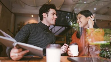 20 Common Signs A Female Friend Has Feelings For You