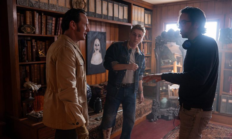 Caption: (L-R) Patrick Wilson as Ed Warren, Ben Hardy as Tony Spera and Director Michael Chaves an New Line Cinema’s Conjuring: Last Rites