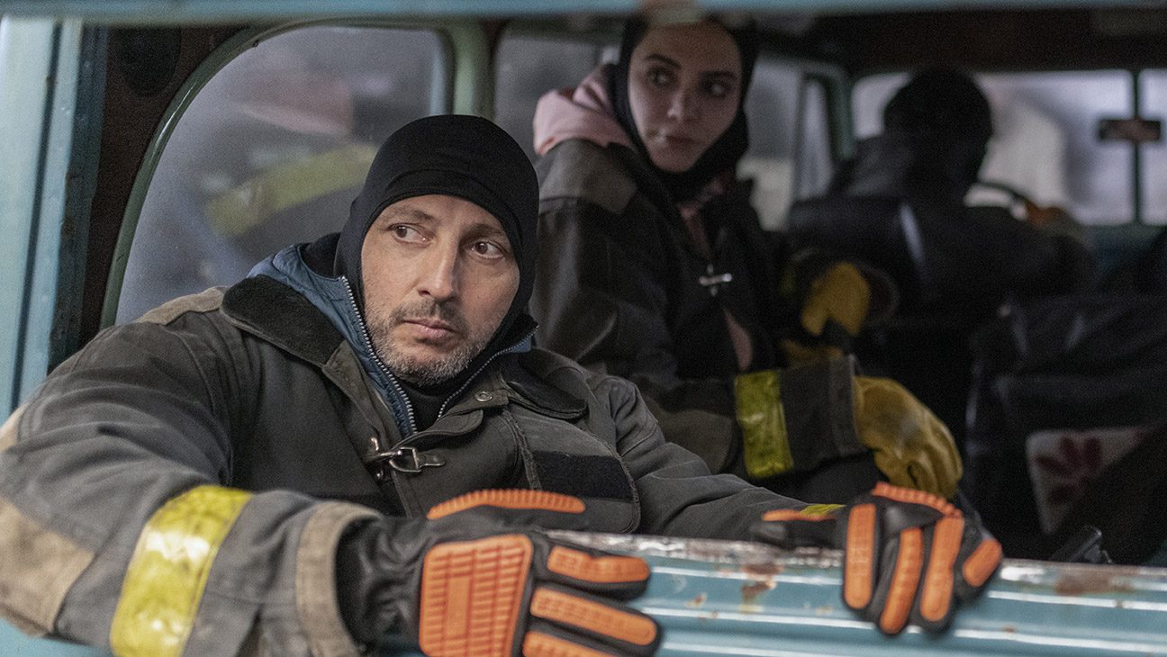 (L to R) Ariel Staltari, Oriana Cárdenas in El Eternauta.