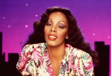 Singer Donna Summer poses for an album cover session on May 16, 1978 in Los Angeles, California.