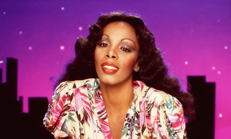 Singer Donna Summer poses for an album cover session on May 16, 1978 in Los Angeles, California.