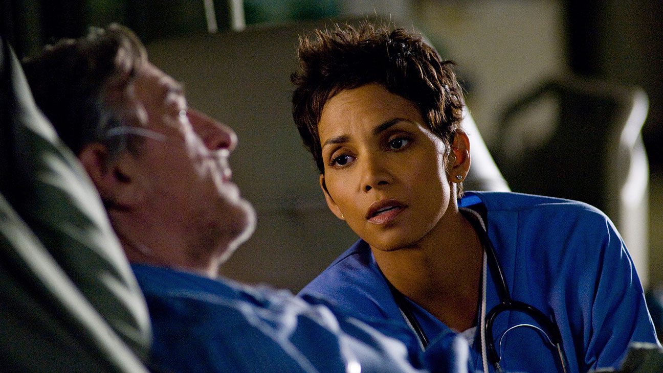 Robert De Niro and Halle Berry in NEW YEAR'S EVE, 2011.