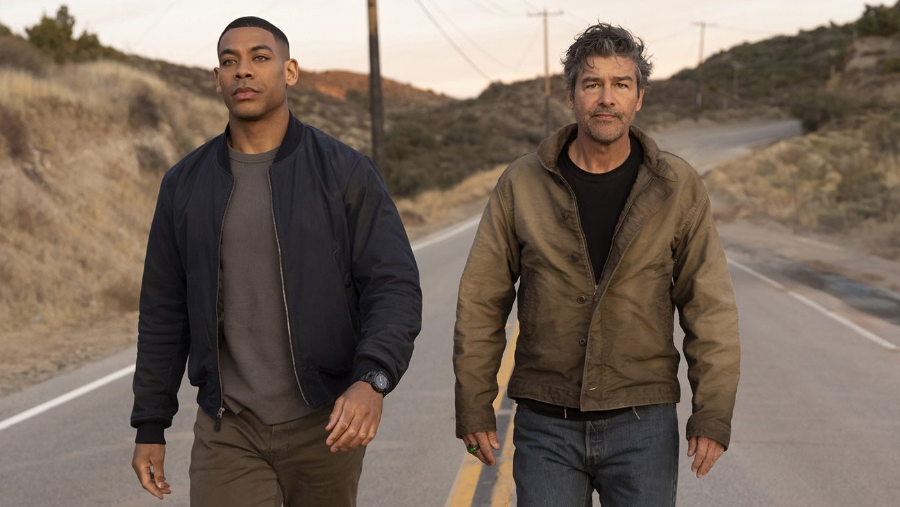 Aaron Pierre, Kyle Chandler in Lanterns