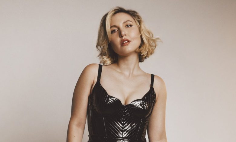 Taylor Tomlinson by Photographer: Andrew Max Levy @justoffthesix