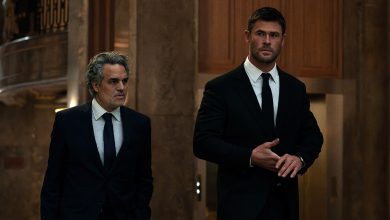 Davis (Chris Hemsworth, right) and Lou (Mark Ruffalo, left) in Crime 101.