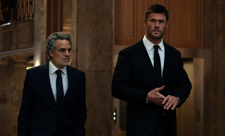 Davis (Chris Hemsworth, right) and Lou (Mark Ruffalo, left) in Crime 101.