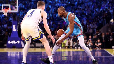 Kevin Durant #35 of the Phoenix Suns and Shaq