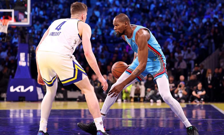 Kevin Durant #35 of the Phoenix Suns and Shaq